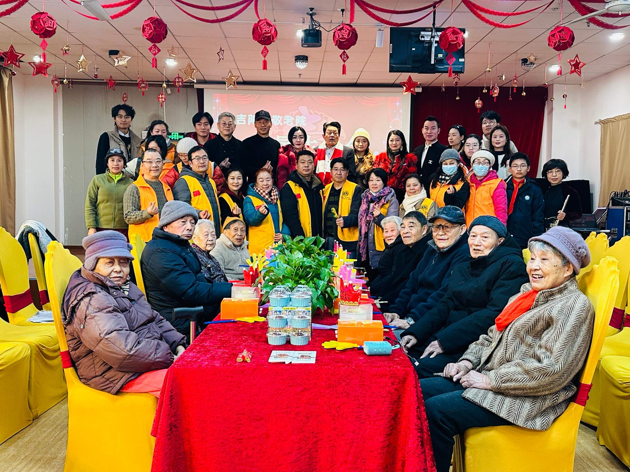 热烈庆祝吉阳红敬老院一月寿星生日会暨新春联欢会圆满成功