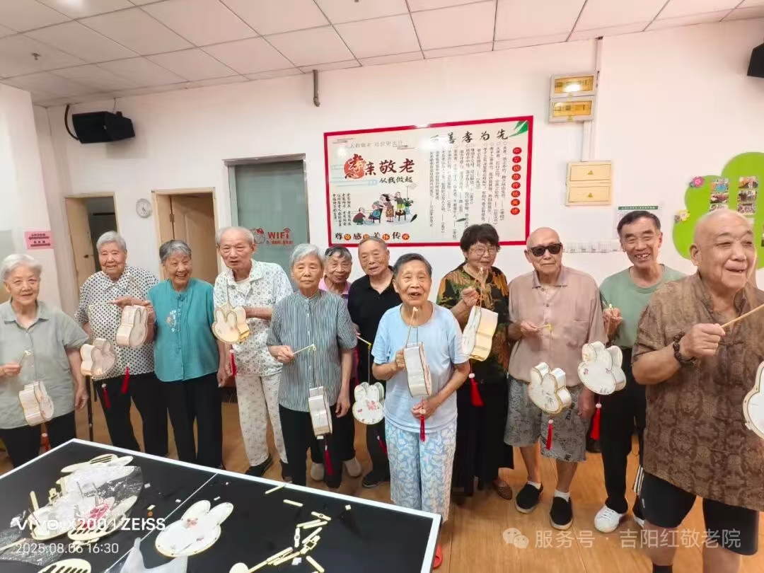 虹口便民大篷车开进吉阳红敬老院——养生讲座与巧手制灯温暖老人心