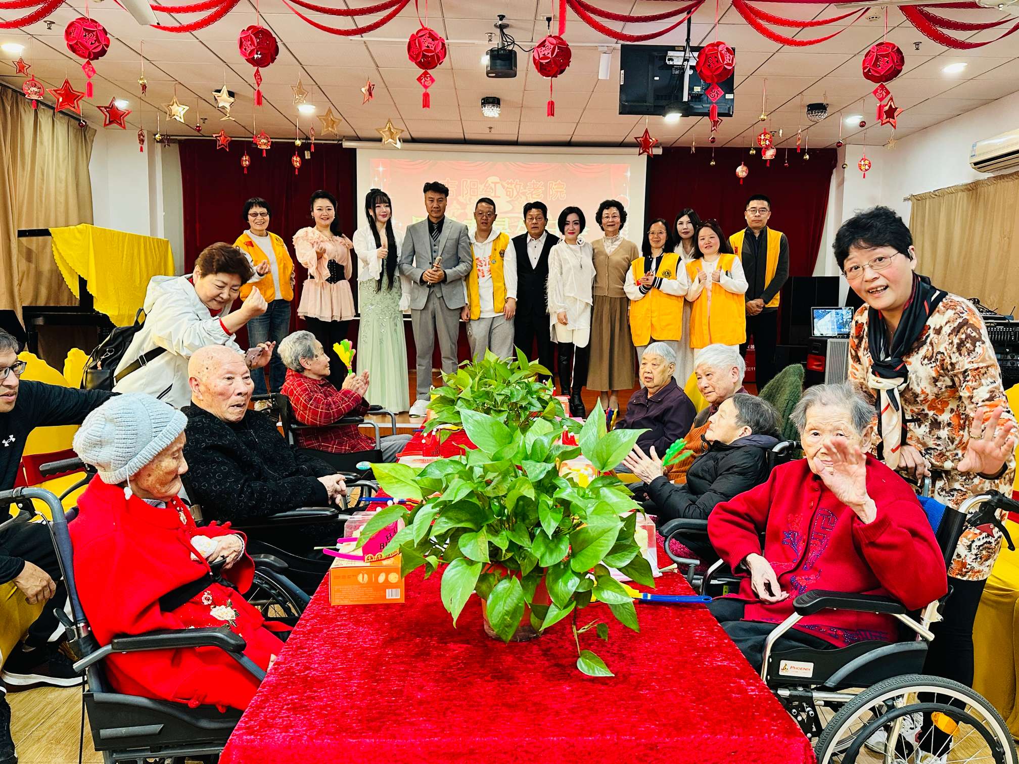 百岁寿星笑暖春光，爱心歌声满溢家园丨热烈庆祝吉阳红敬老院四月生日会圆满举办